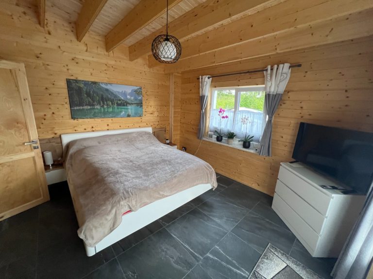 Ferienhaus Schlafzimmer mit Doppelbett und Smart Tv