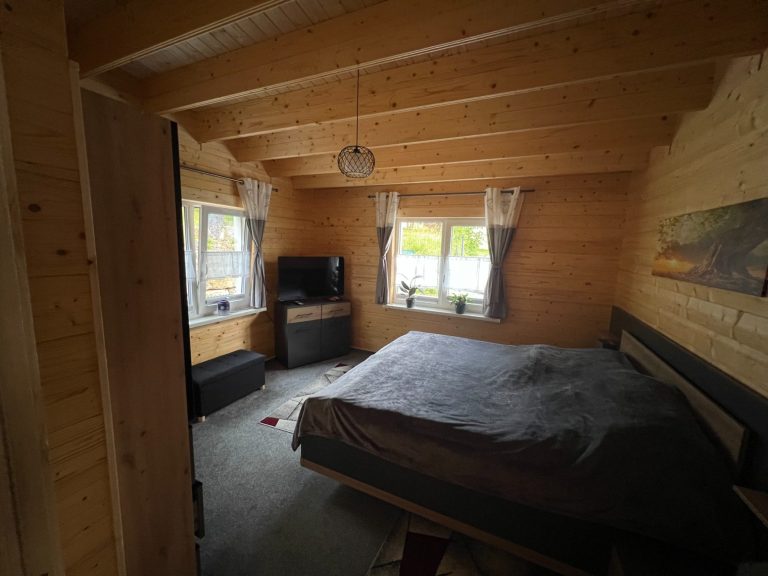 Ferienhaus Schlafzimmer mit Doppelbett, Kleiderschrank und Smart TV