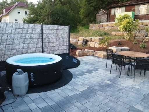 Ferienhaus Diemeltal Außenbereich mit Whirlpool und Esstisch