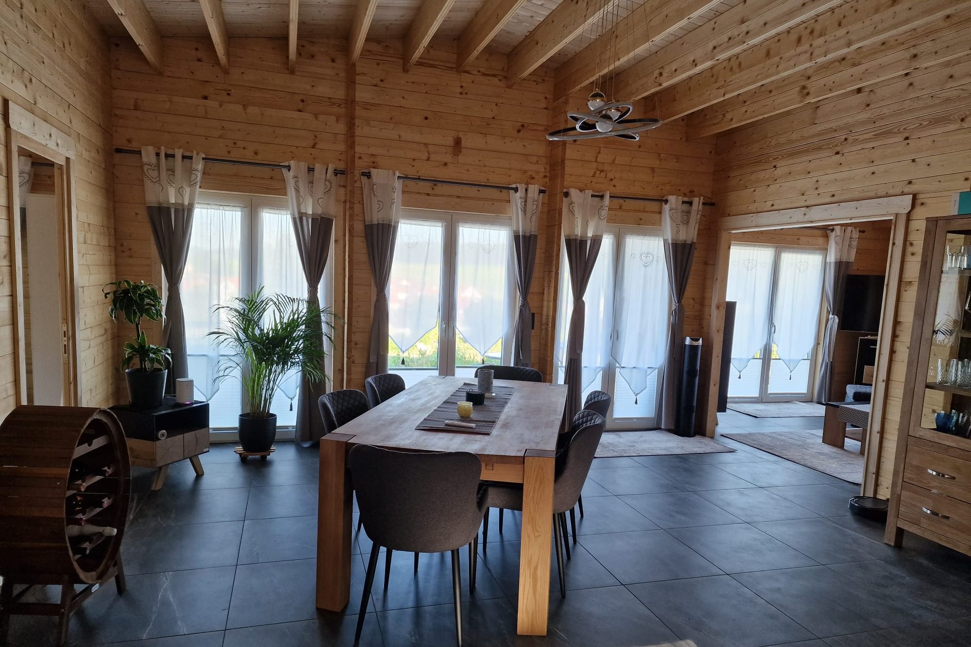 Ferienhaus Essbereich mit Esstisch und Blick auf die Terasse