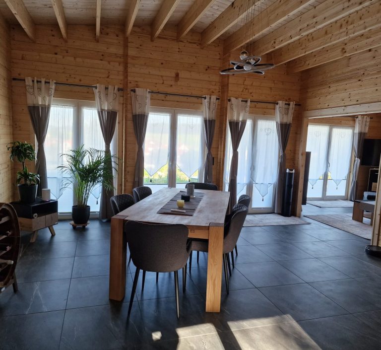 Ferienhaus Essbereich mit Blick auf die Terasse