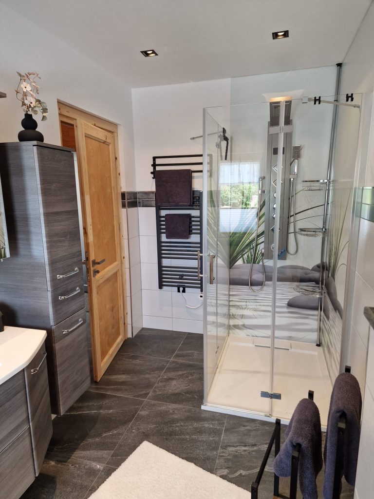 Ferienhaus Badezimmer mit Dusche und Waschbecken und WC