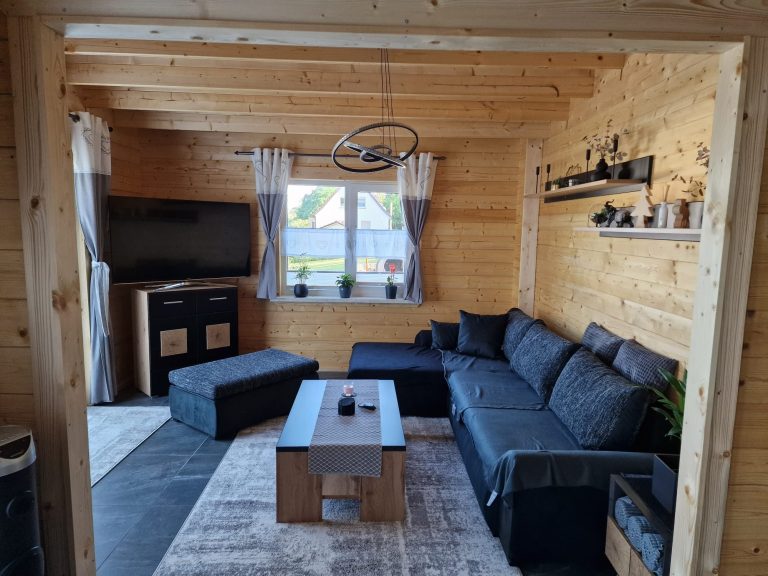 Ferienhaus Wohnbereich mit Couch und Smart TV
